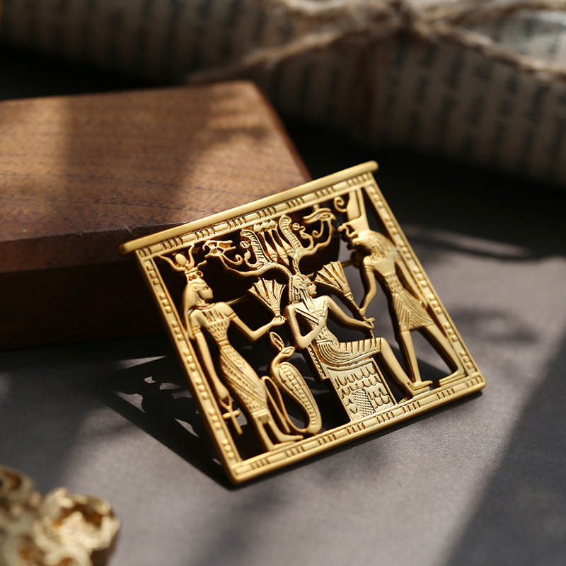 Broche clásico con insignias d - Women Accessories Egypt reseña y precio