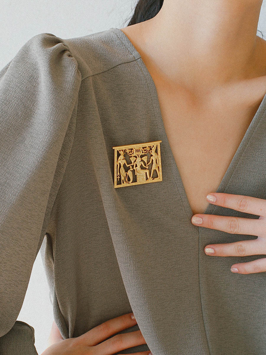 Broche clásico con insignias d - Women Accessories Egypt reseña y precio